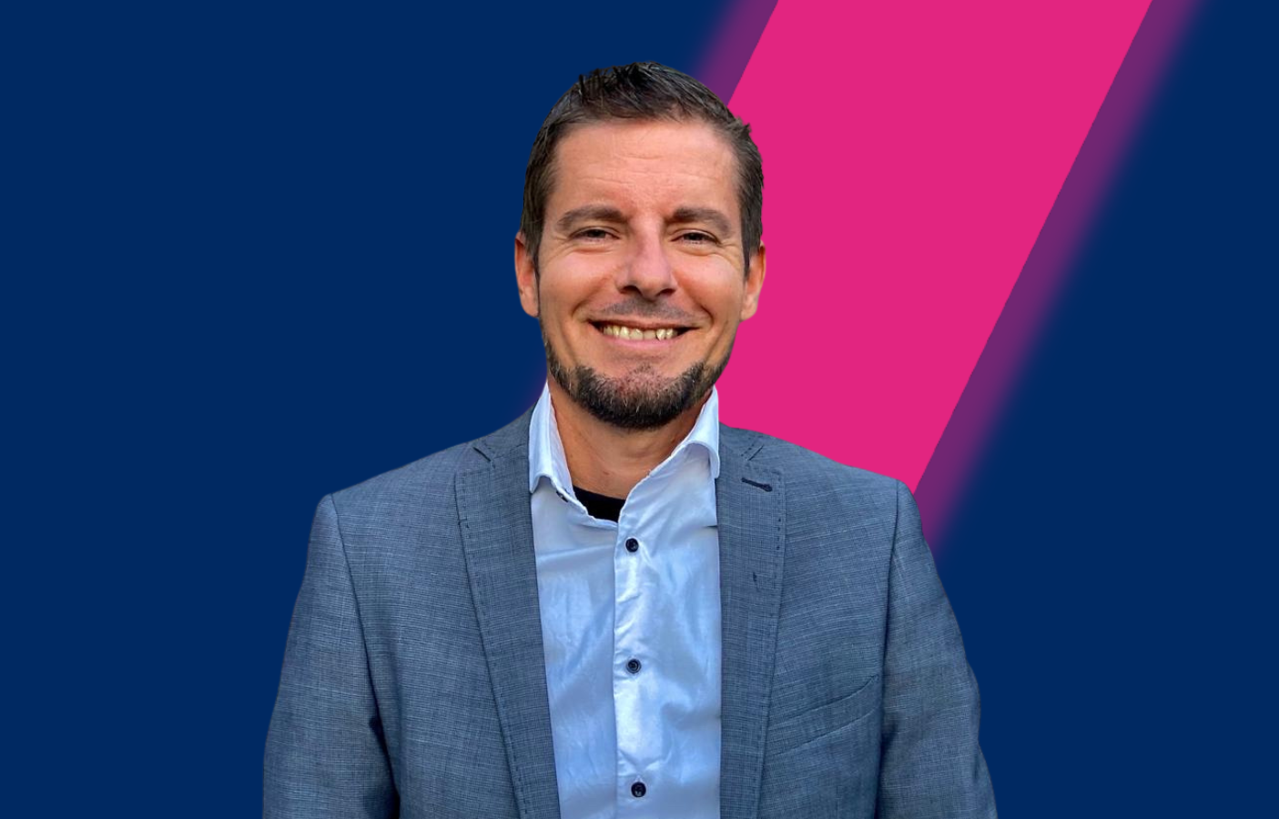 Pau Burgmans, finane professional bij Welten, kijkt lachen in de camera, met als achtergrond de roze slash van Welten op de blauwe kleur van Welten